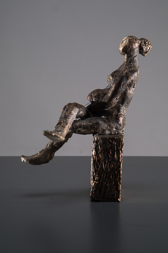 Sitzende Frau: Bronzeguss